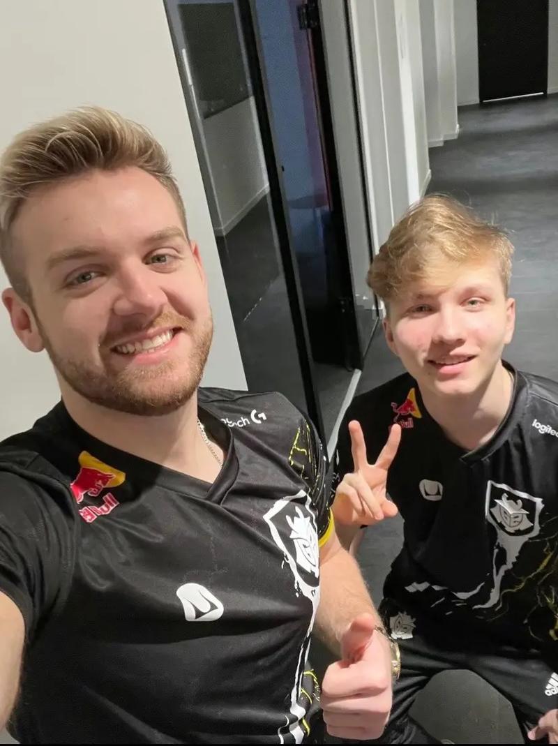 LPL主持小钰晒照：坐上世一王座感受了当T1第6个成员