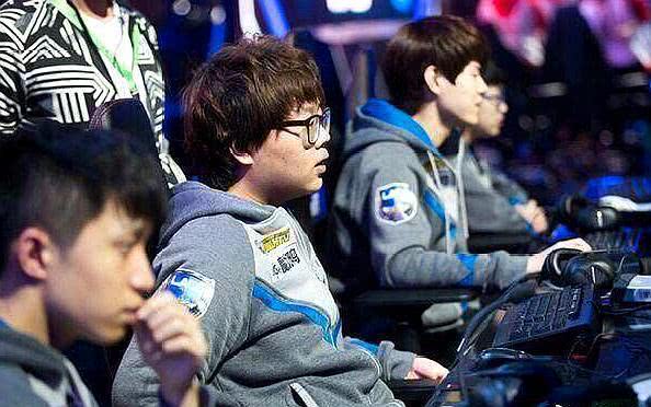 大陆《PUBG》35.2版本更新：引入载具伪装网，地形破坏功能